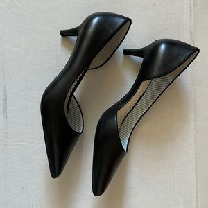 1901 black leather low-heel pump